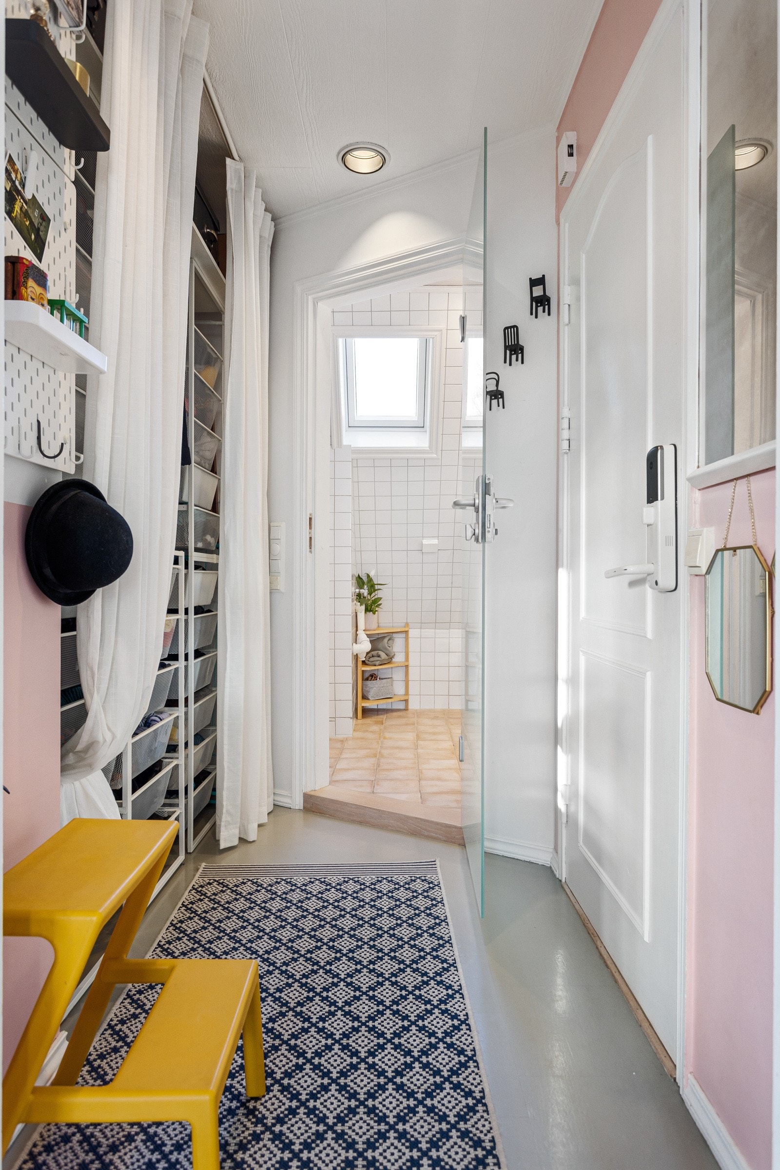 Gangen er praktisk utnyttet med oppbevaringsløsninger. Galleribilde