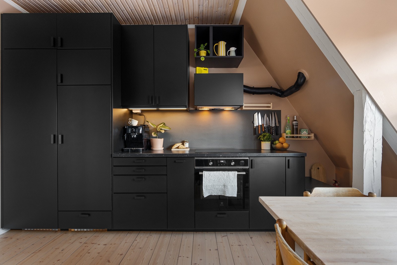 Innredningen består av laminat benkeplate, ventilator vifte og nedfelt kum. Videre er det integrert komfyr, induksjon platetopp og oppvaskmaskin, samt kjøleskap og fryseskap. Galleribilde