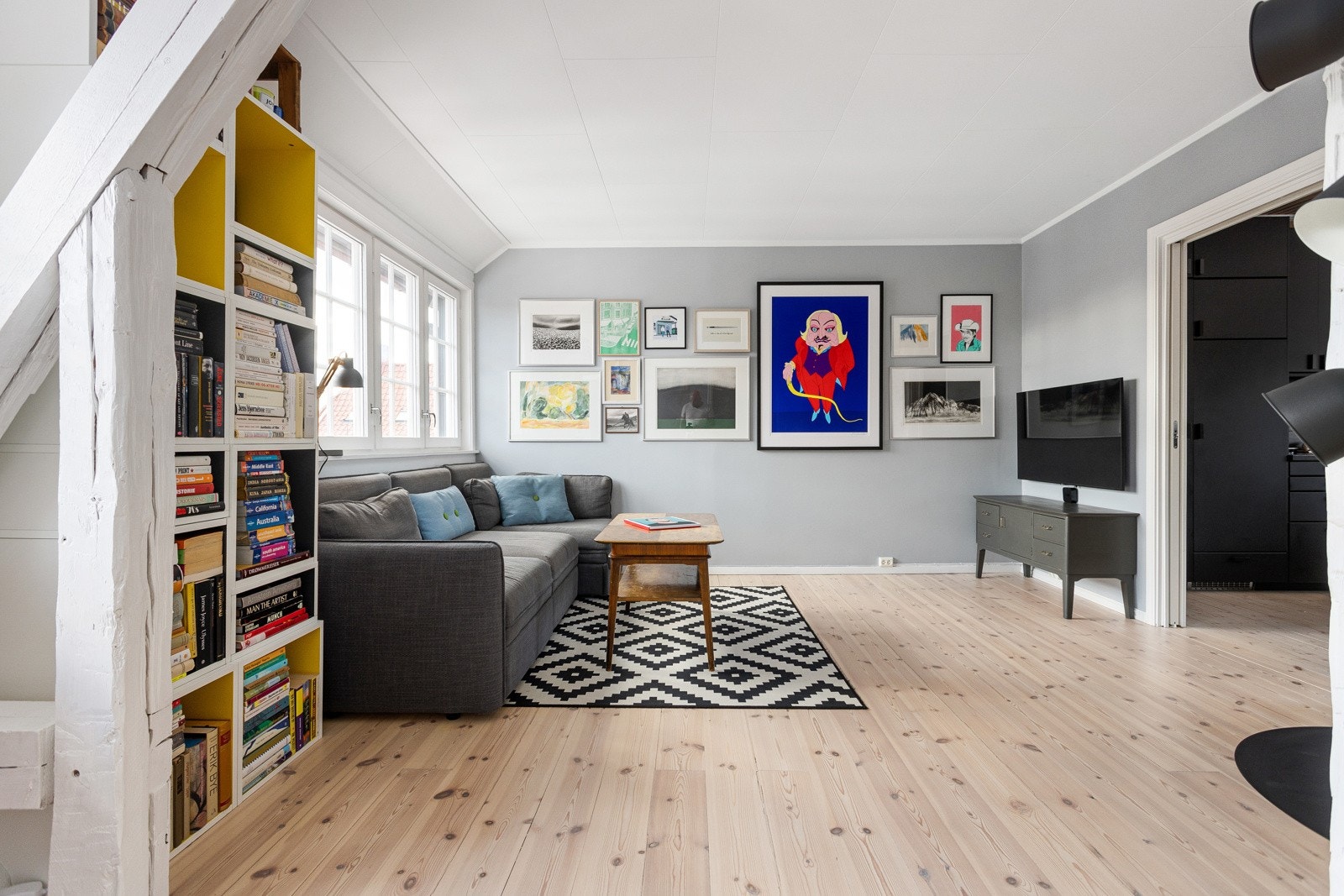 Boligen går over 2.etasje med utbygget loftsetasje, og har en meget god og familievennlig planløsning. Galleribilde