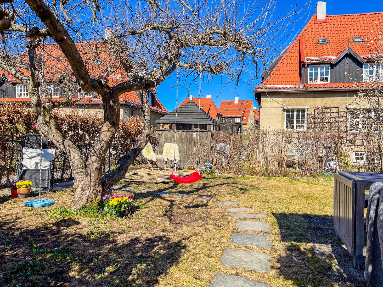 Beliggenheten i Tiurveien ligger fint til på et høydedrag, skjermet og meget trafikkstille. Galleribilde