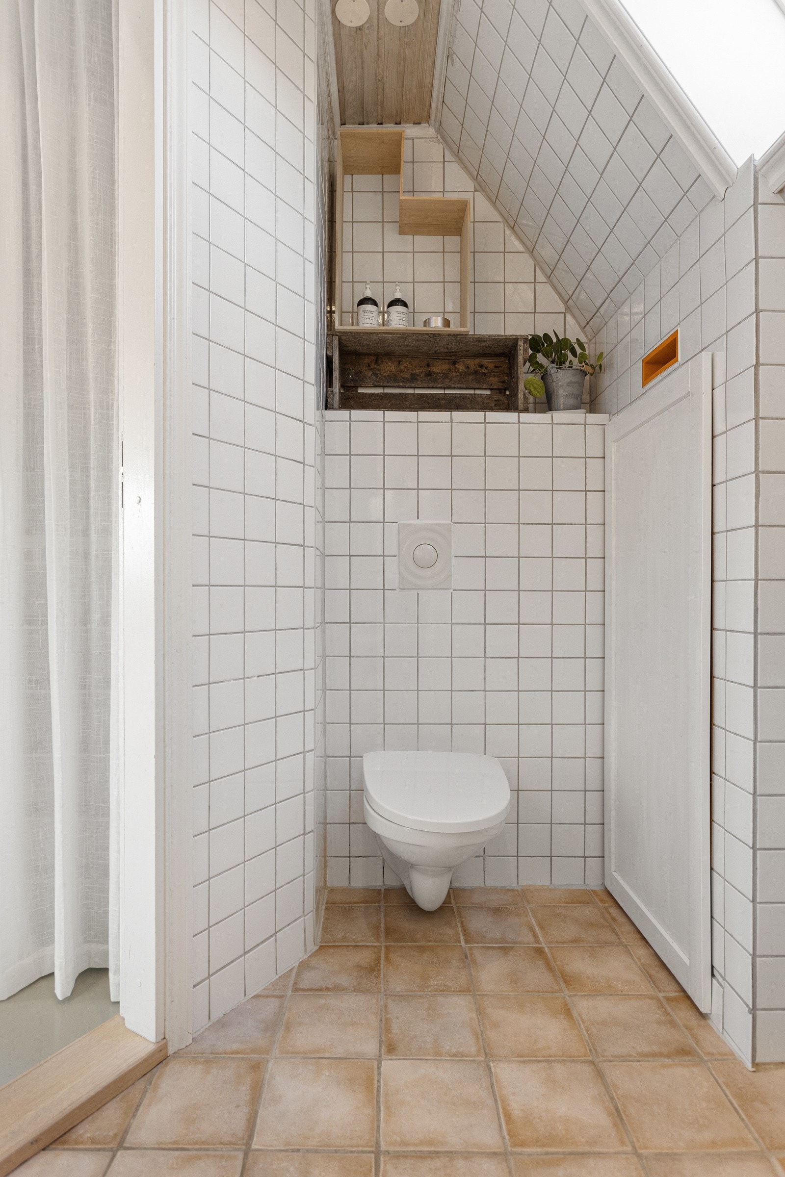 Det er varmekabler i gulvet. Varmtvannstanken var ny i 2021. Galleribilde