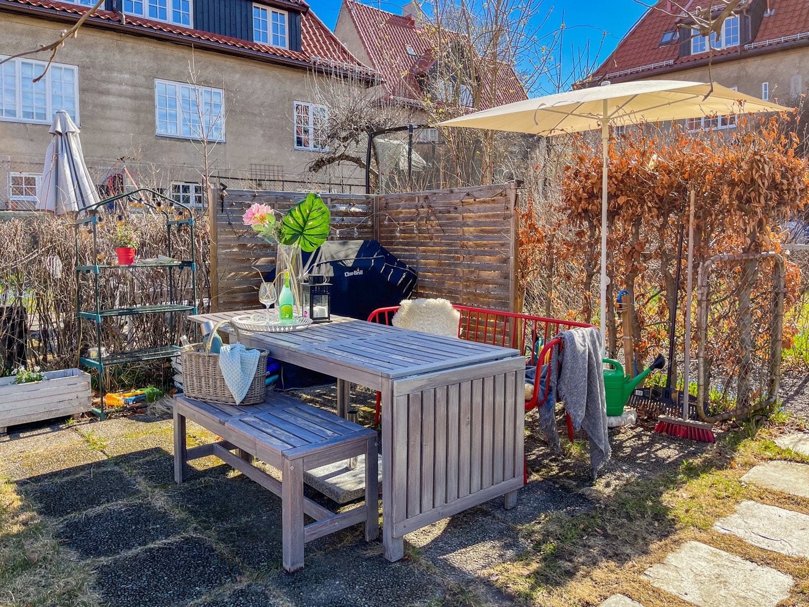 Hagen er en grønn og frodig oase med sol hele dagen. Galleribilde