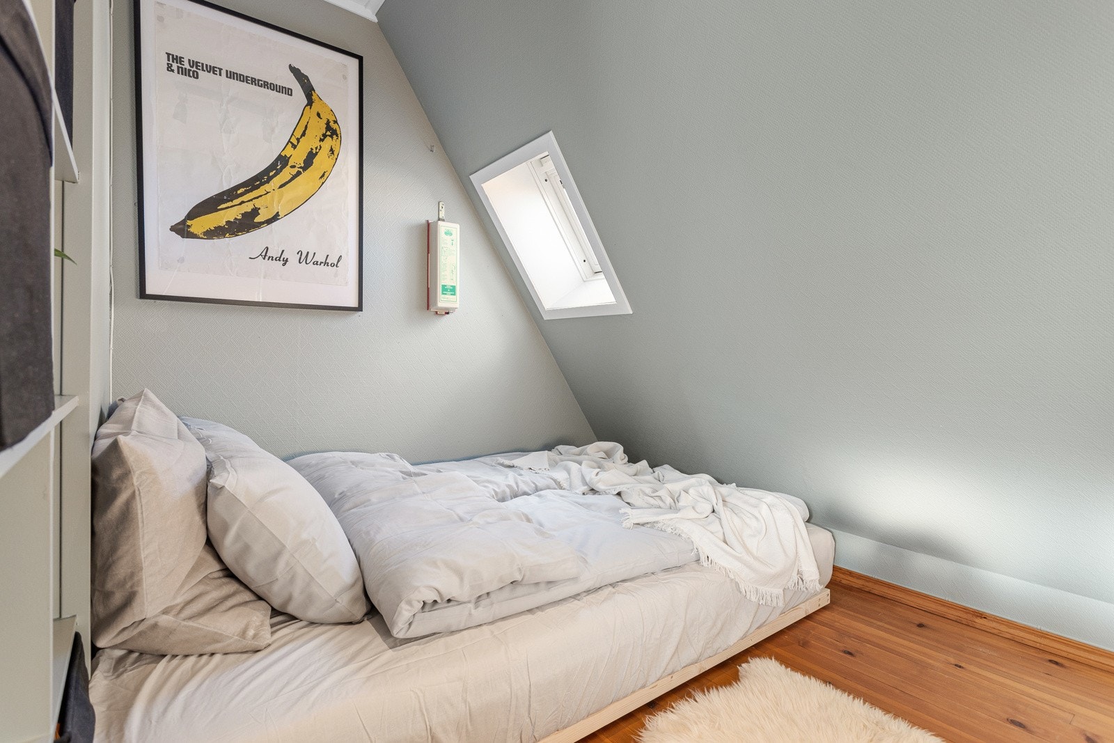 Hovedsoverommet er lunt og behagelig. Det er tilpasset skyvedørsgarderobe i den andre enden. Galleribilde