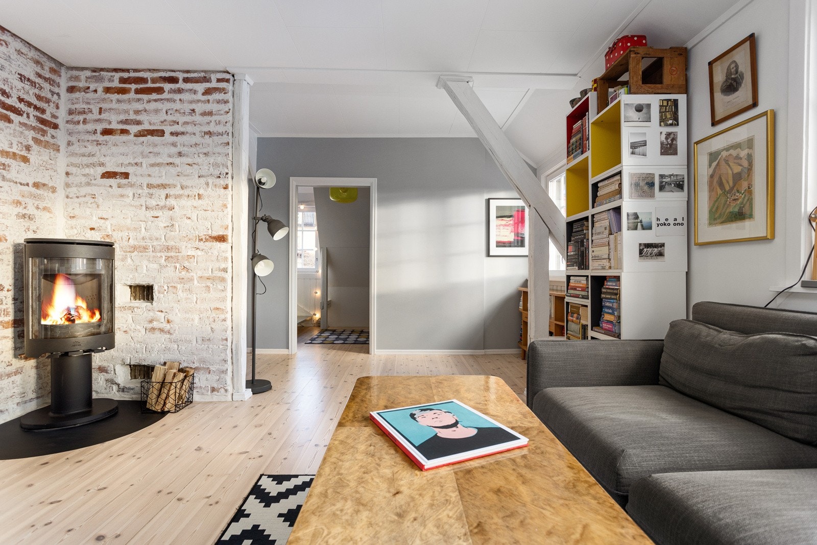 Svært effektiv og ny vedovn som ble installert høsten 2021. Peisen er både en god varmekilde og et flott element til rommet. Galleribilde