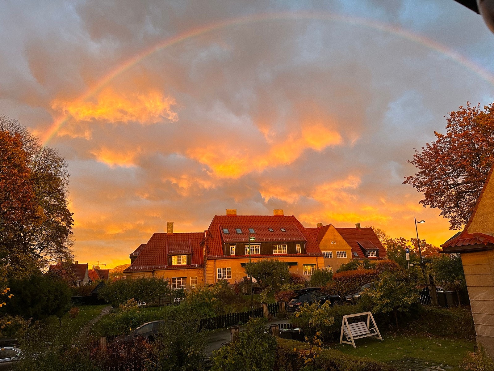 Både i stuen og på kjøkkenet kan man nyte deilige soloppganger og vakre solnedganger. Galleribilde