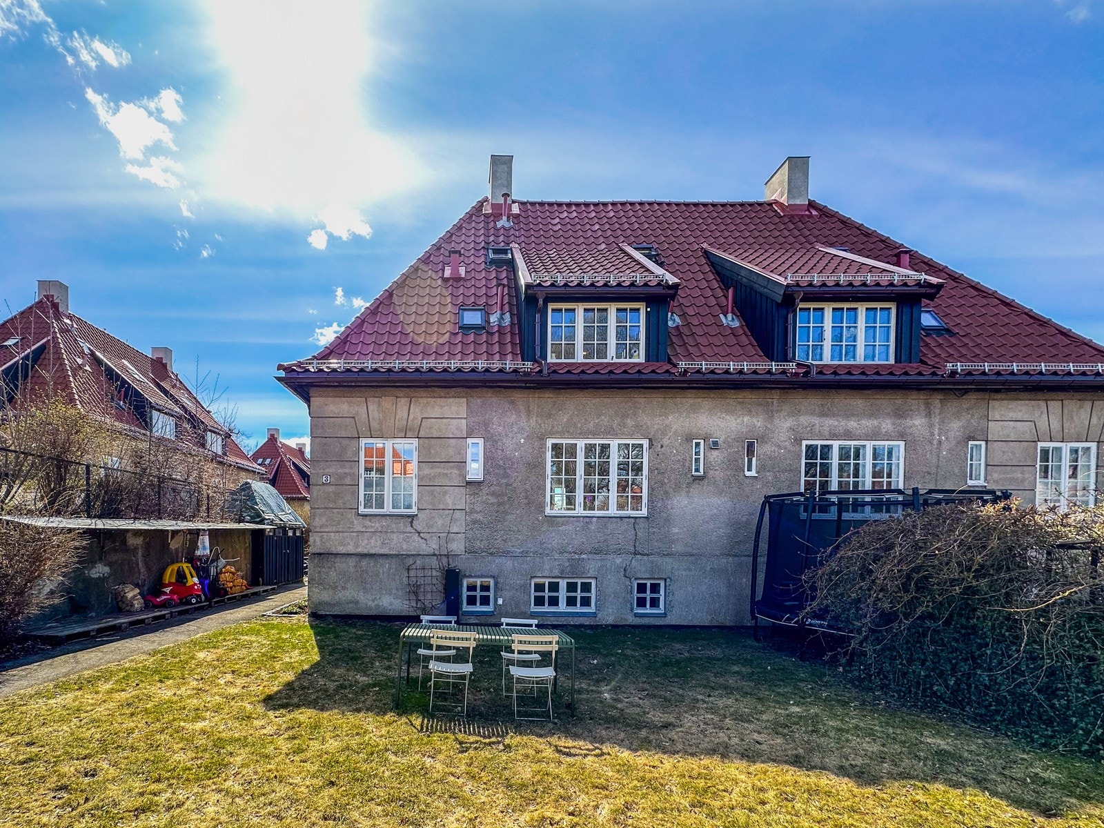 Tiurveien er en frodig og lite trafikkert gate hvor barna har svært kort og fin skolevei til Ullevål skole. Galleribilde