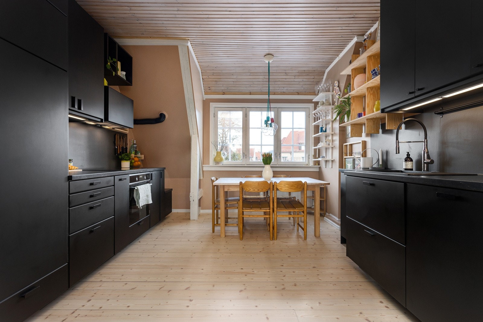 Kjøkkeninnredningen er pen og delikat fra IKEA, og var ny i 2021. Galleribilde