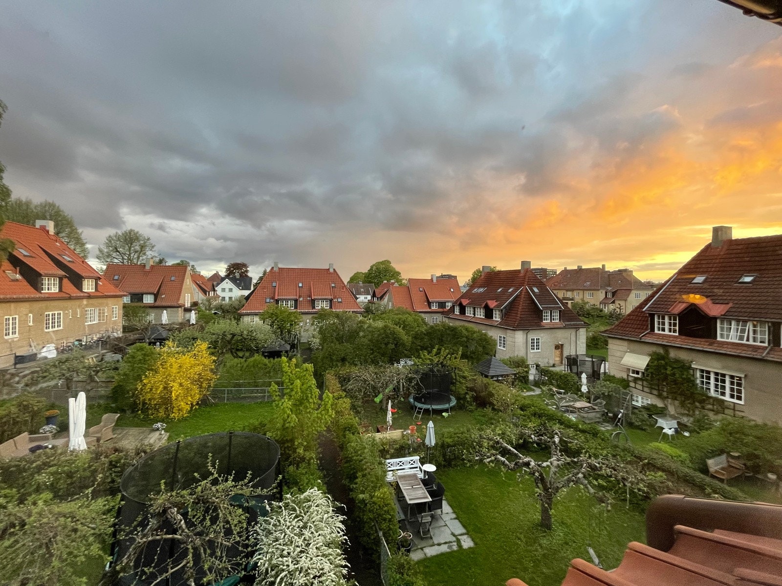 Fra stuevinduene har man fantastisk utsyn til hageparsellen hvor man kan følge med på barna Galleribilde