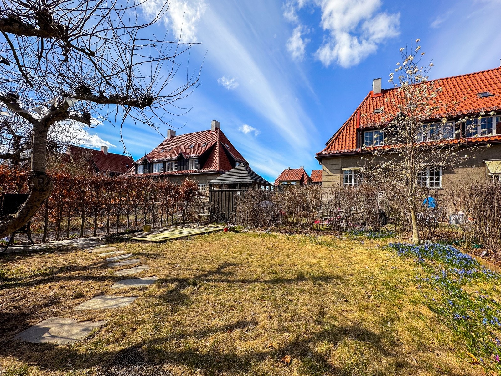 Hagen er av meget god størrelse med god plass til ulike soner for avslapning og lek. Galleribilde