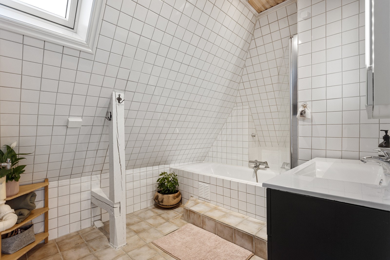 Det er opplegg for vaskemaskin. Nåværende eier har vaskemaskin og tørketrommel i kjellerboden. Galleribilde