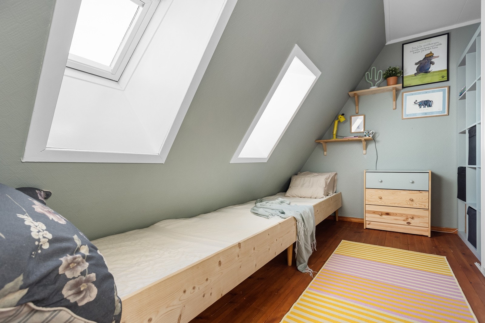 Rommet er godt utnyttet med plassbygget seng med plass til to barn, samt oppbevaringsløsning. Galleribilde