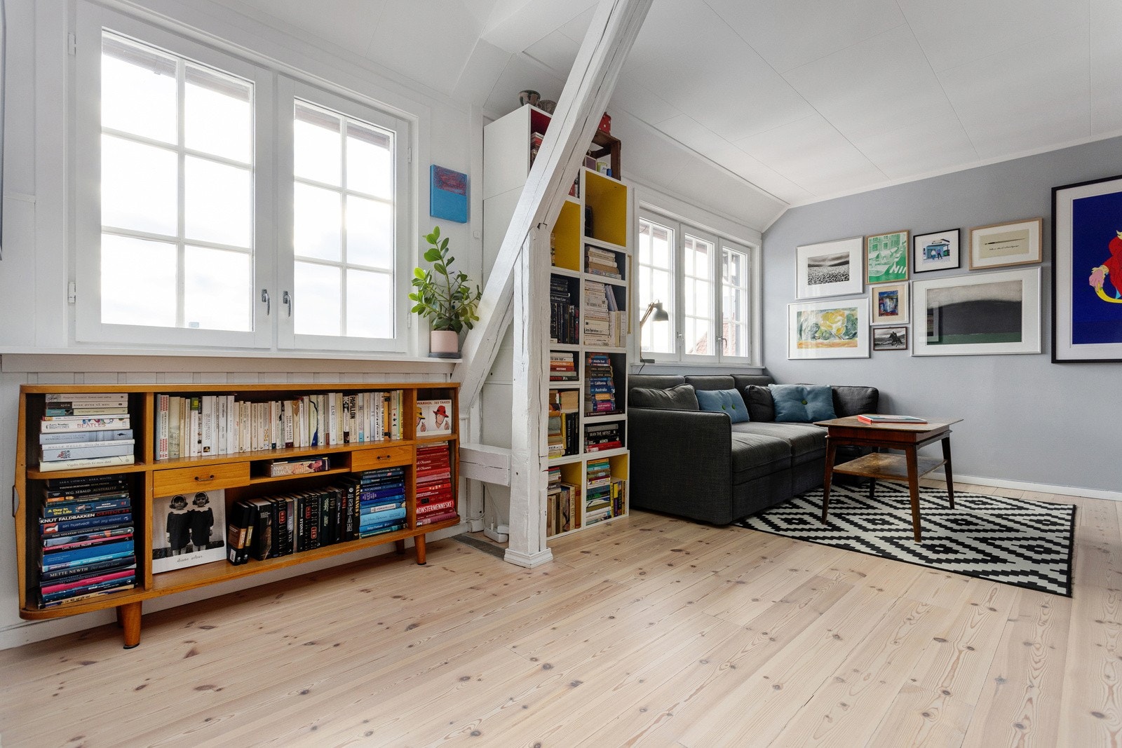 Leiligheten har store vindusflater som slipper inn rikelig med naturlig sollys, og skaper en lys og herlig atmosfære. Galleribilde