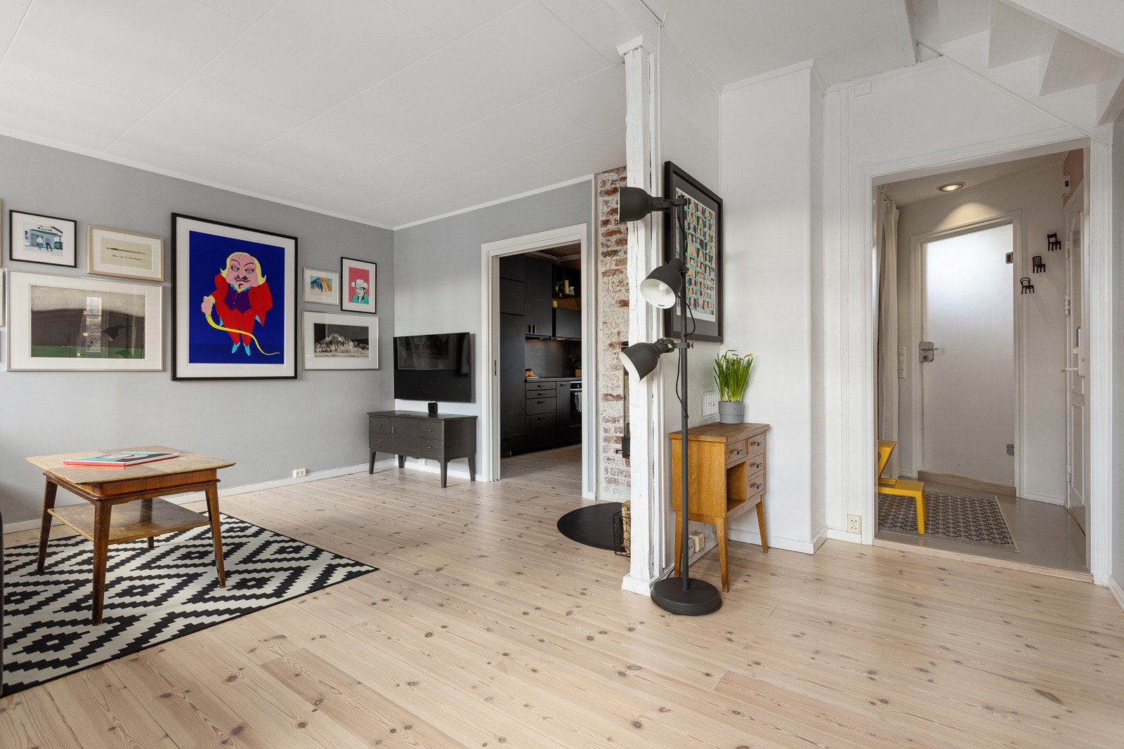 Alle overflatene er pent malt i behagelige fargetoner i 2021. Samme år ble gulvene også slipt. Galleribilde