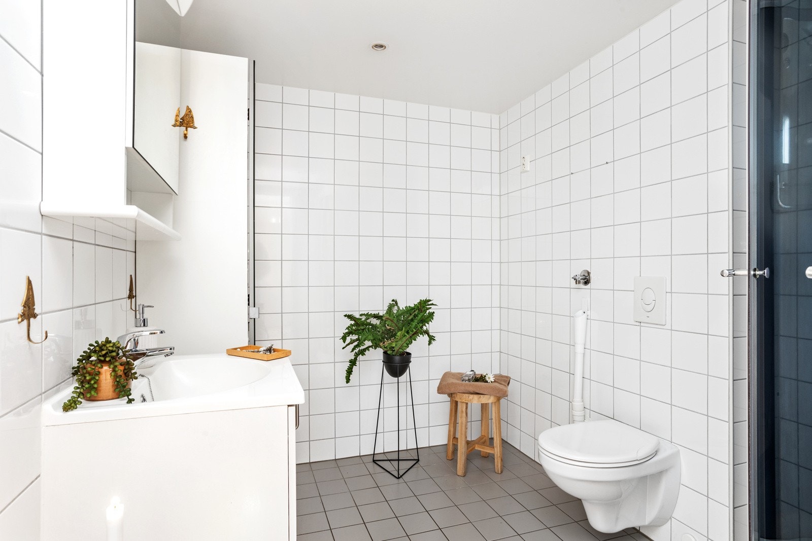 Flislagt bad med servant, wc, dusjkabinett og opplegg for vaskemaskin. Galleribilde
