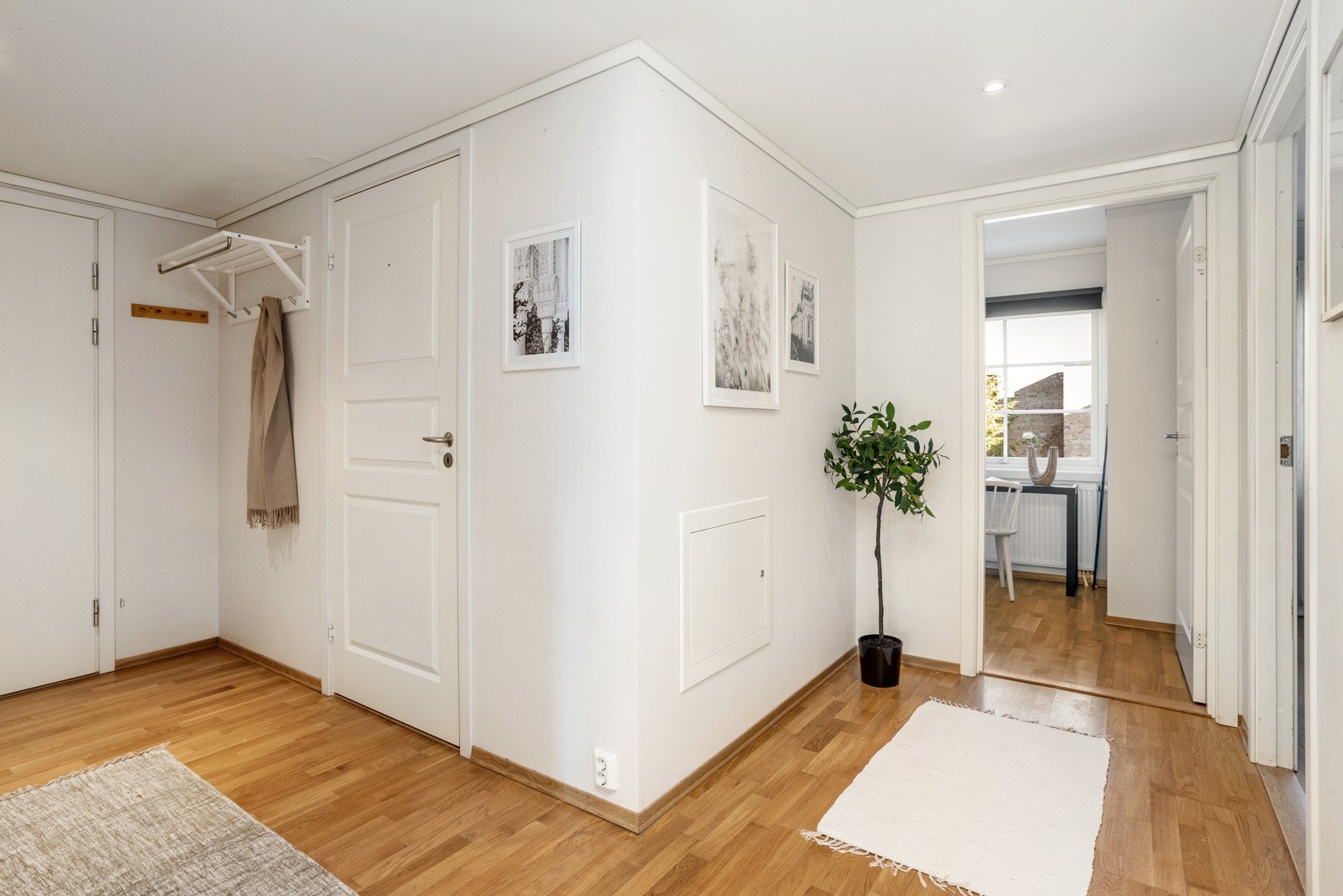 Lys og romslig hall med garderobeplass. Galleribilde