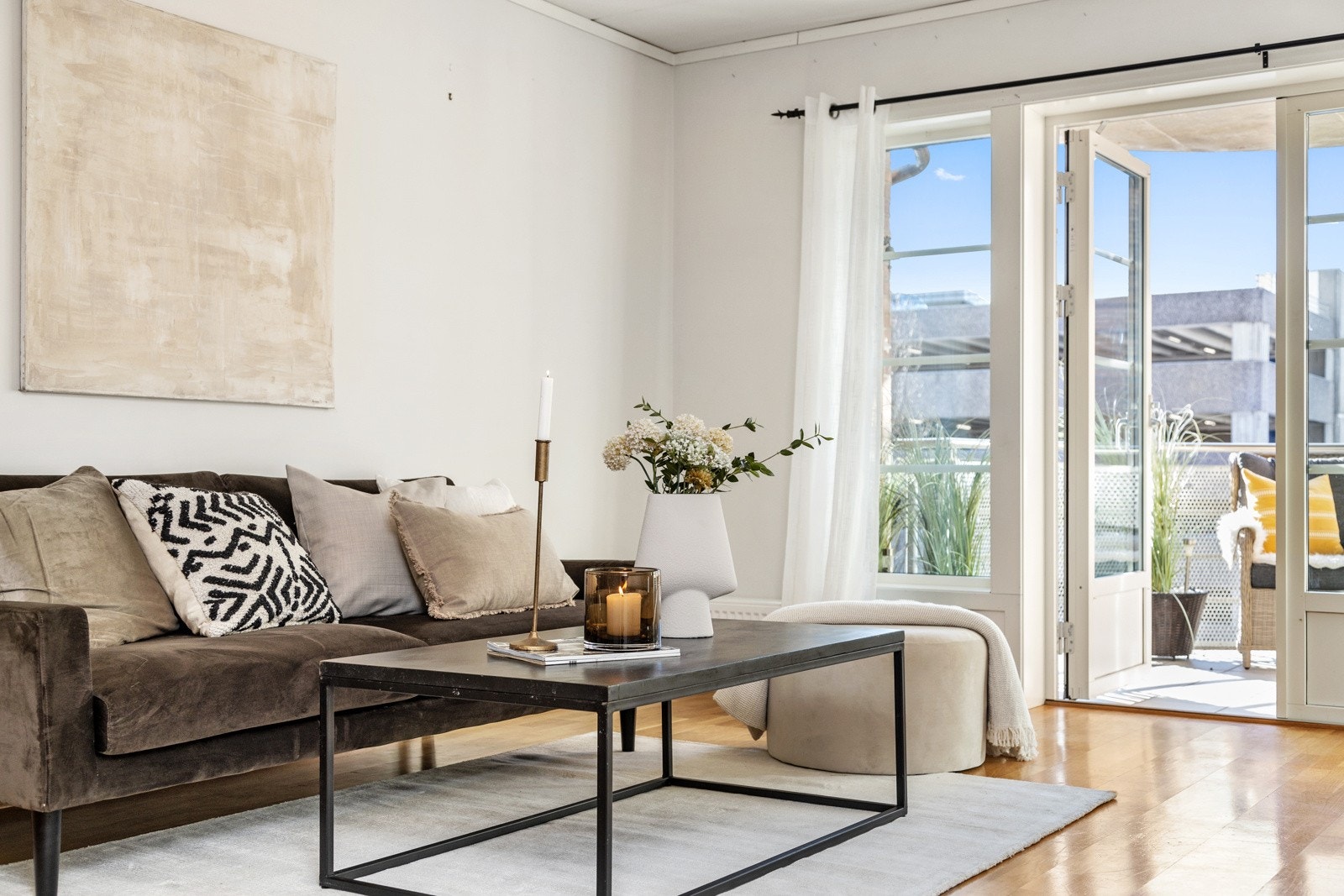 Fra stuen ut mot balkongen. Galleribilde
