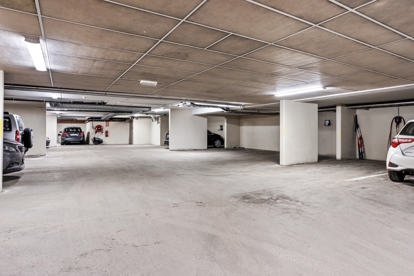 Garasjeplass for 1 bil i felles garasjeanlegg. Galleribilde