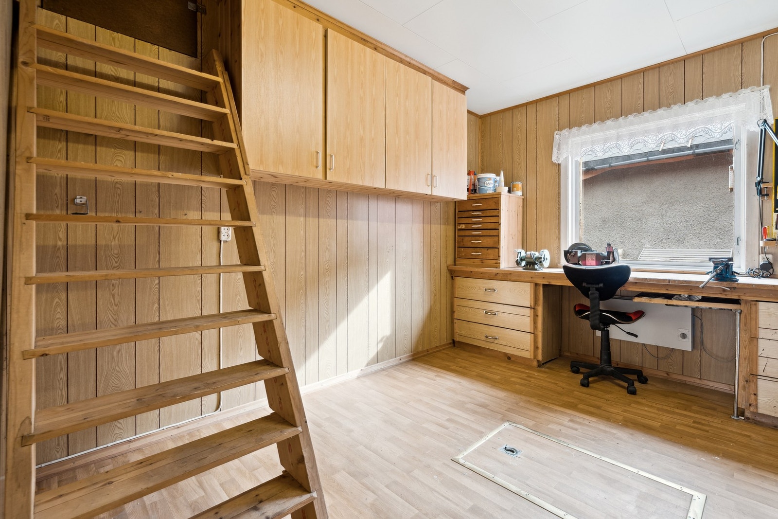 Ned luka kommer du til krypkjeller med nytt stubbloft, opp trappa har du garasjeloftet. Galleribilde