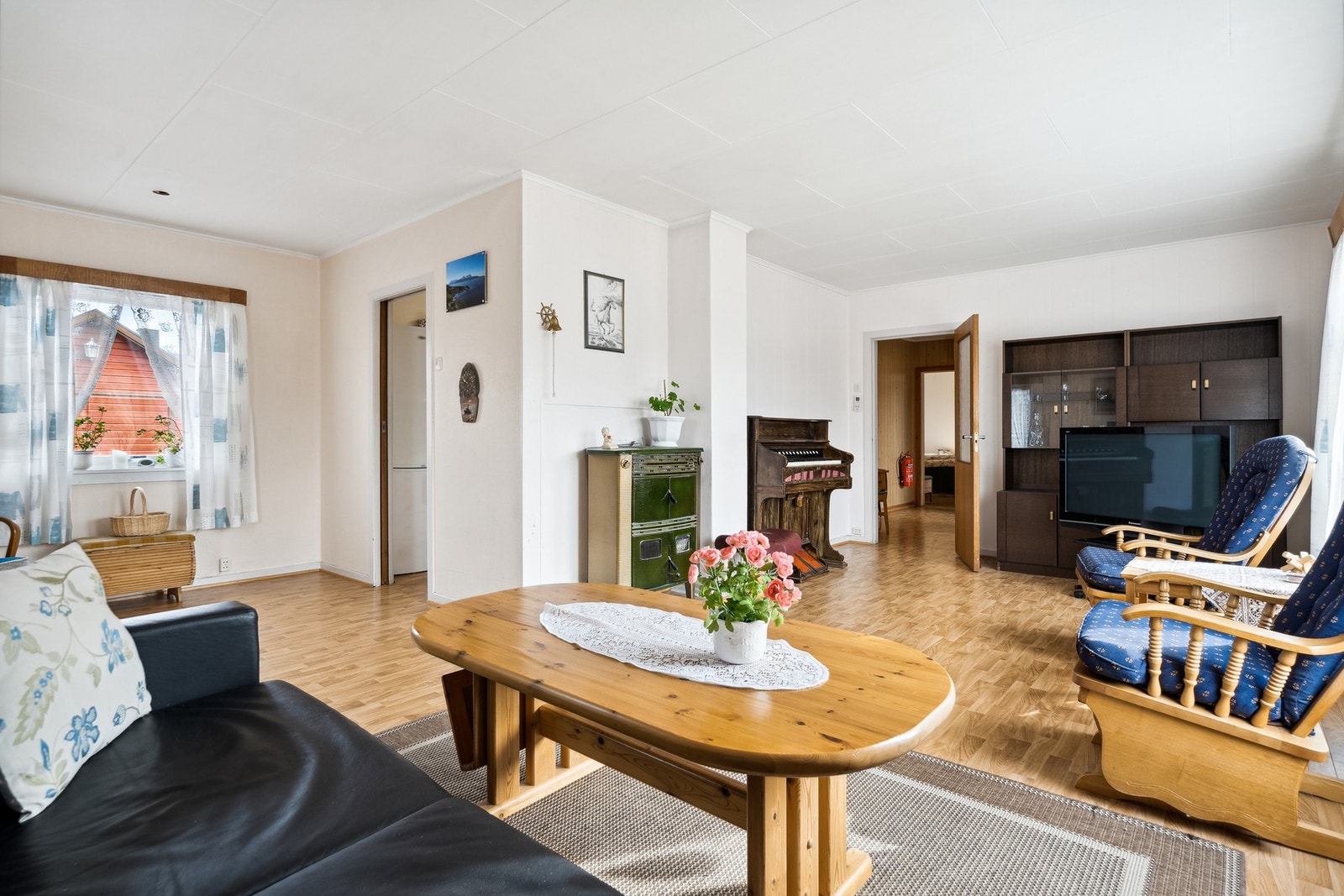 Det er gode lysforhold på stua, og kun fantasien og lommeboka kan stoppe deg i å utnytte plassen i en mer moderne retning. Galleribilde