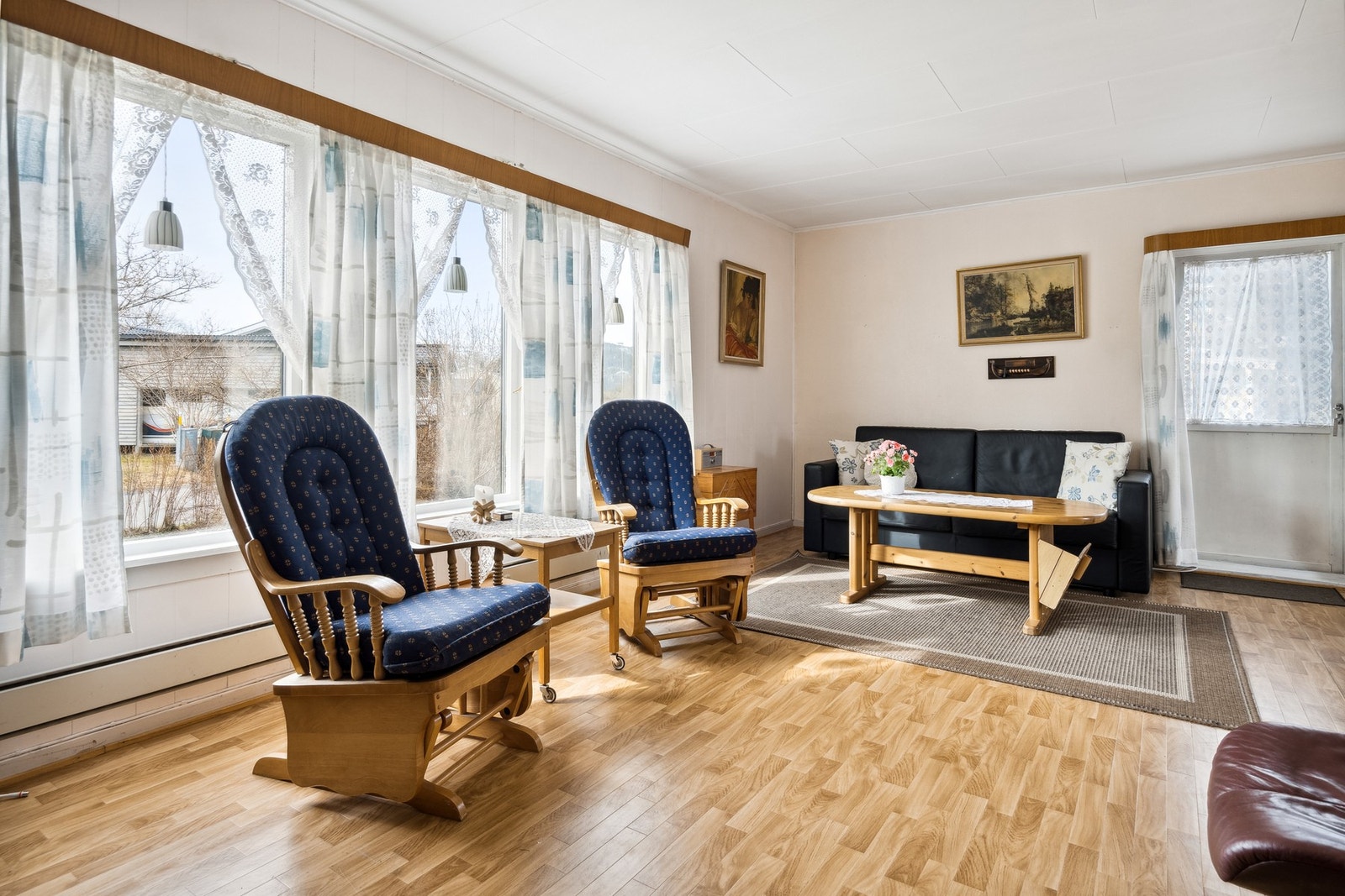 Boligen har alt på én flate, herav stue, kjøkken, 3 soverom, bad, WC, to boder, hobbyrom og adkomst til garasjeloft. Galleribilde