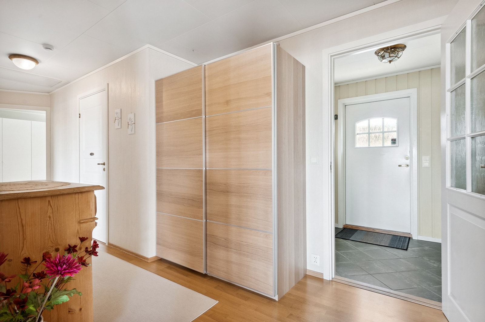 Romslig entré/gang med skyvedørsgarderobe Galleribilde