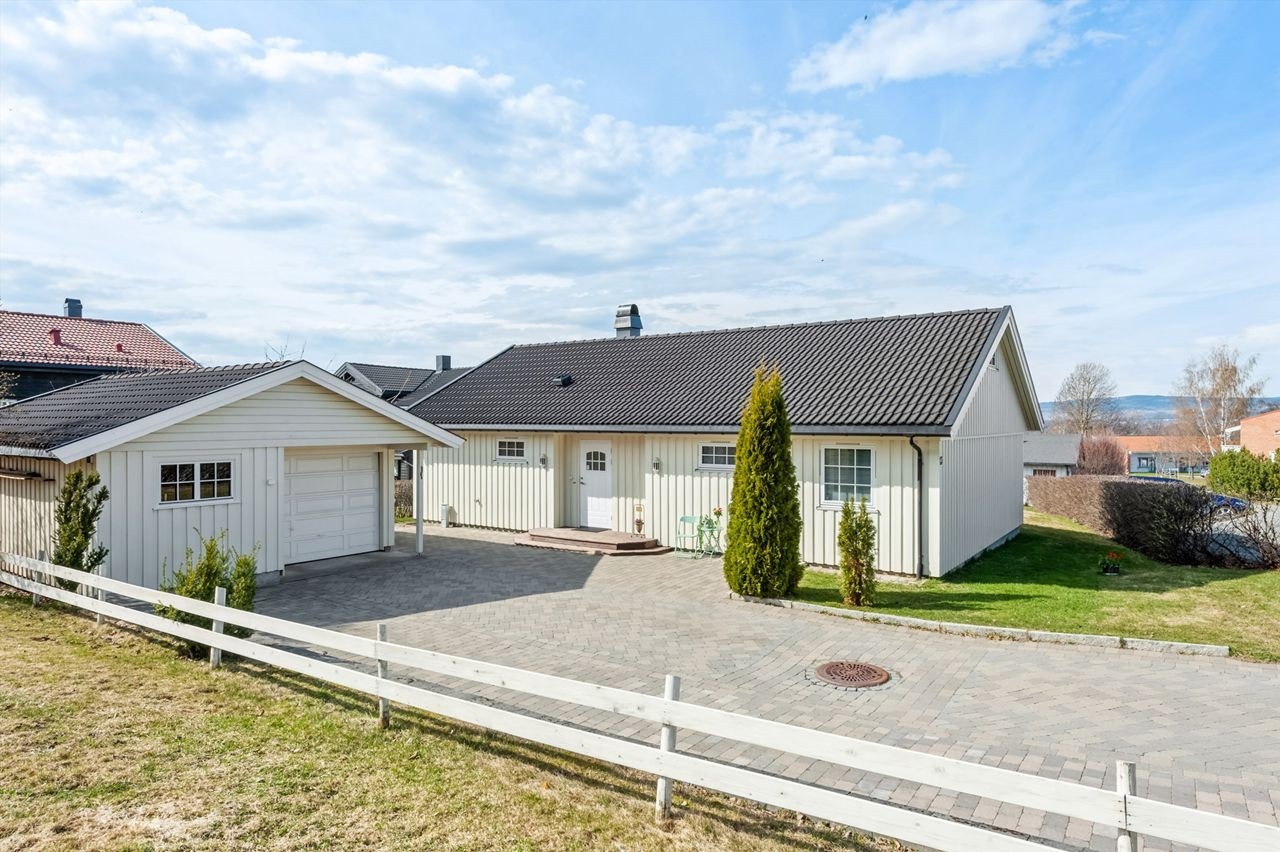 Meget pen og velholdt eiendom med stenlagt gårdsplass og garasje med bod. Galleribilde