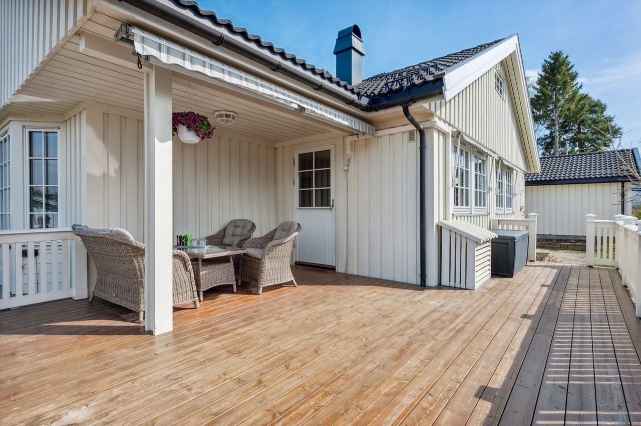 Terrassen har adkomst fra så vel stue som fra hagen Galleribilde