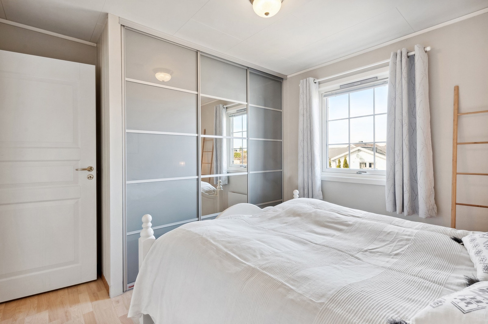 Soverommet har en romslig skyvedørsgarderobe og dobbelt garderobeskap. Galleribilde