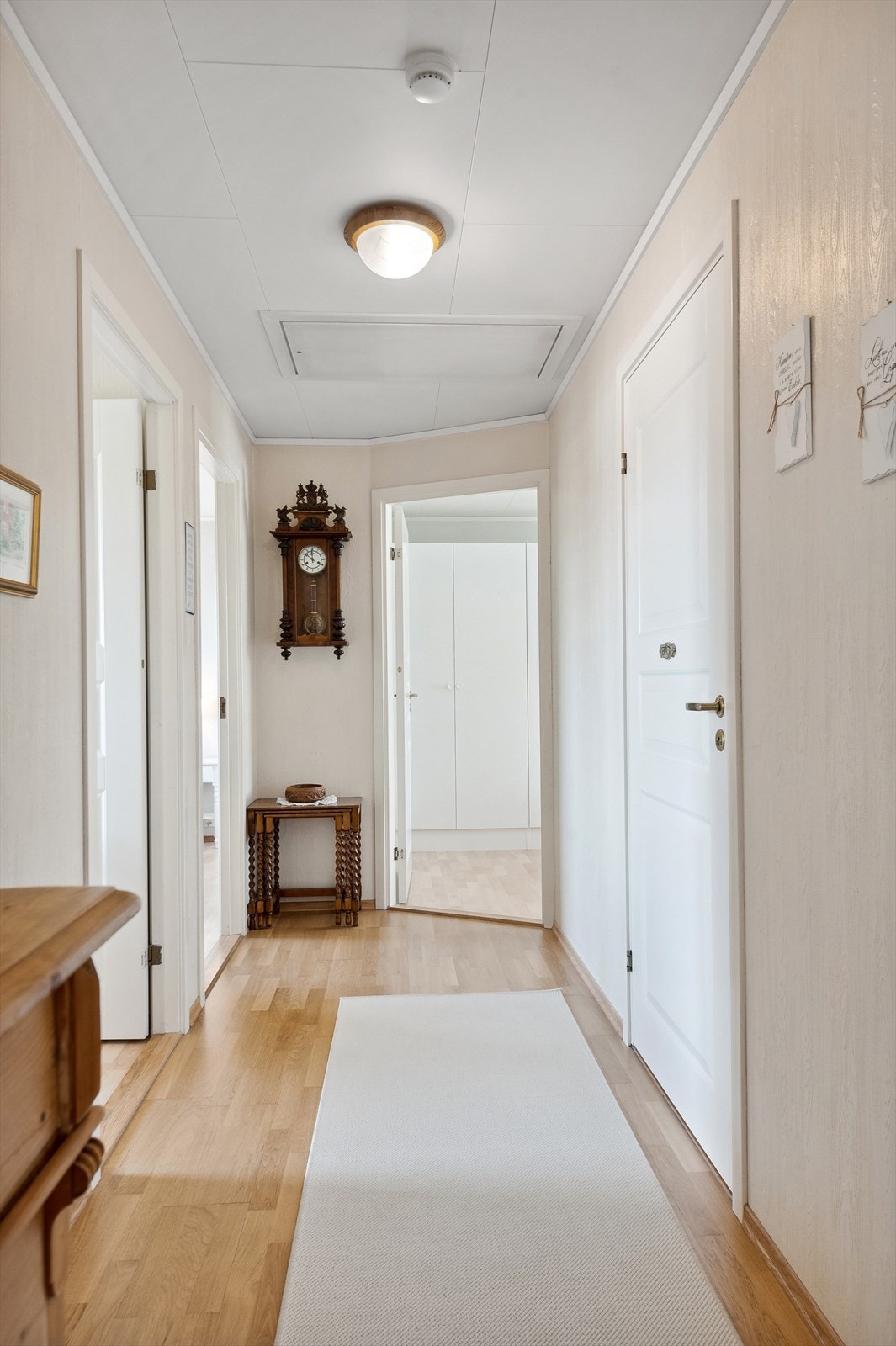 Boligen har sin egen soveromsdel hvor de tre soverommene er plassert sammen med badet Galleribilde
