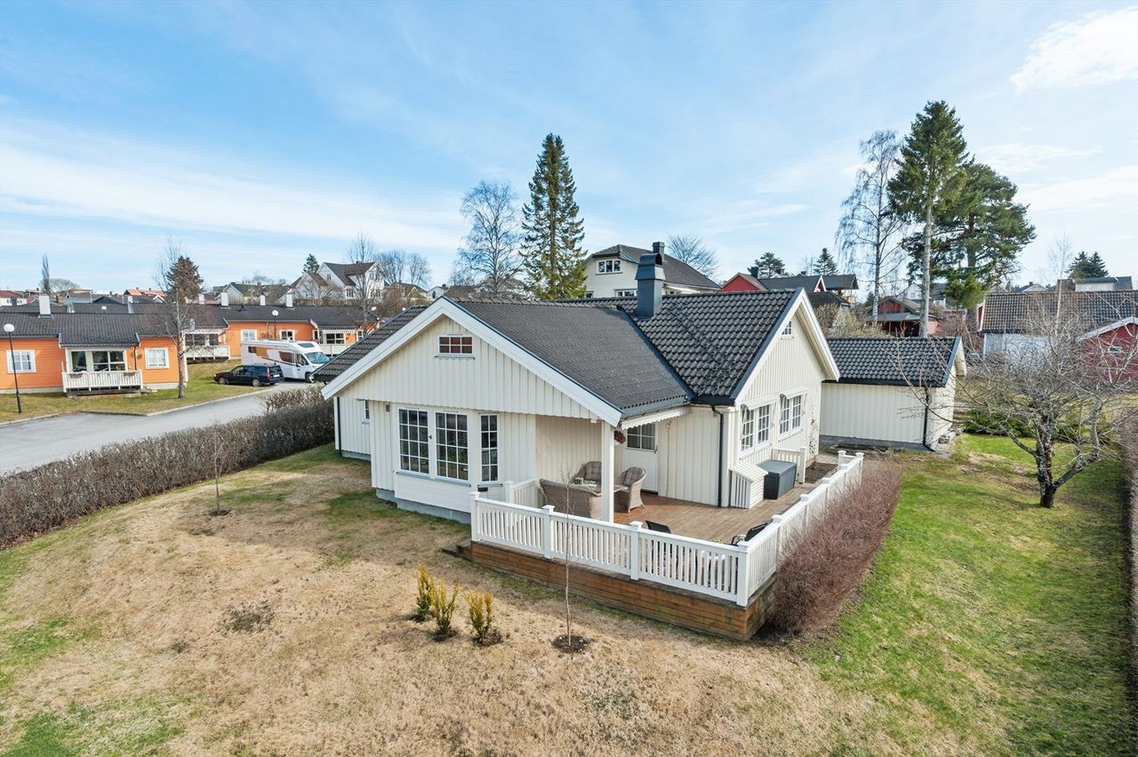 Velkommen til Håkenstadvegen 13! En velholdt enebolig i populært og barnevennlig boligområde i Bekkelaget, Ottestad. Galleribilde