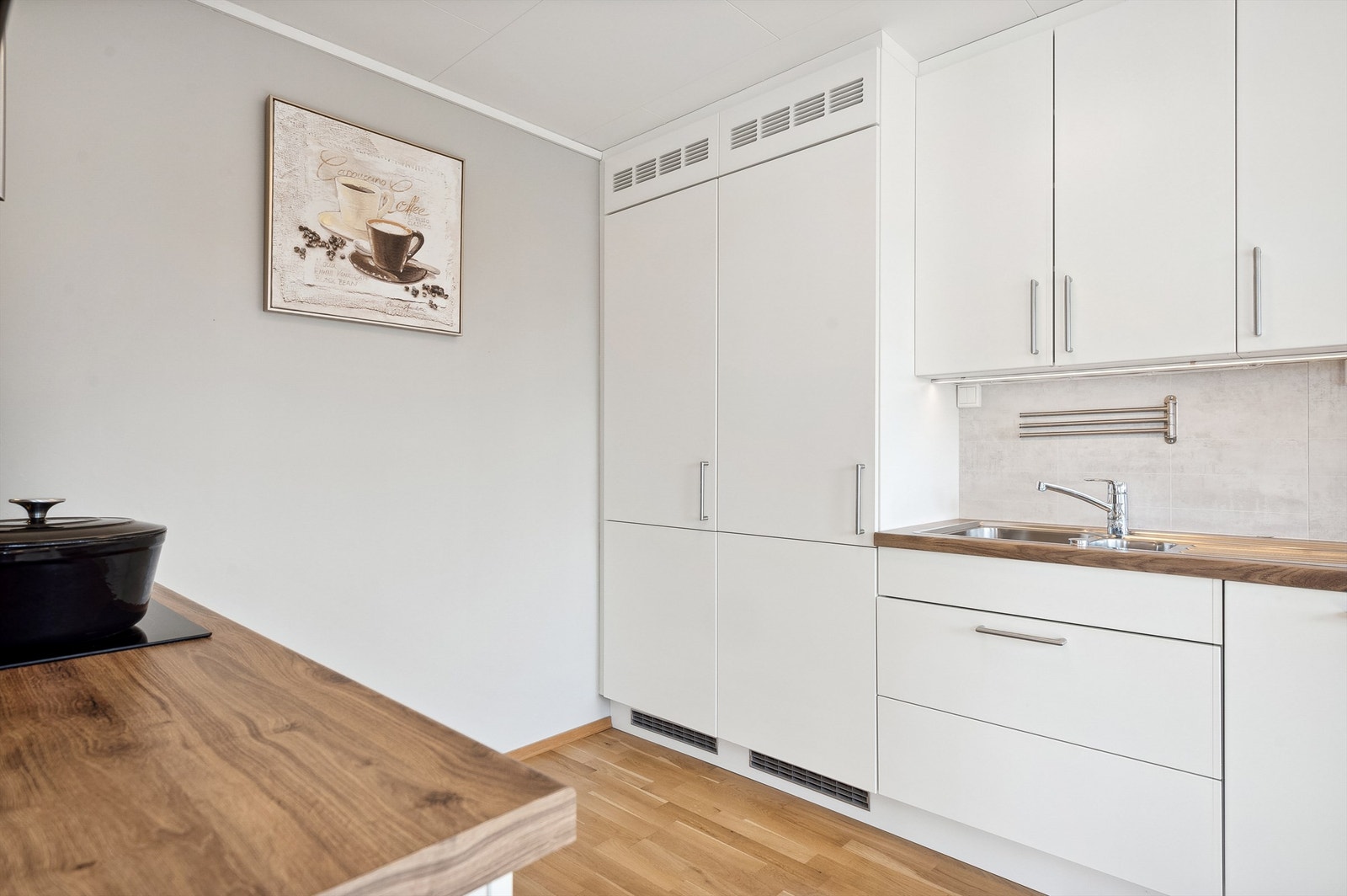 Kjøkkenet har rikelig med skap og benkeplass og integrerte hvitevarer. Galleribilde