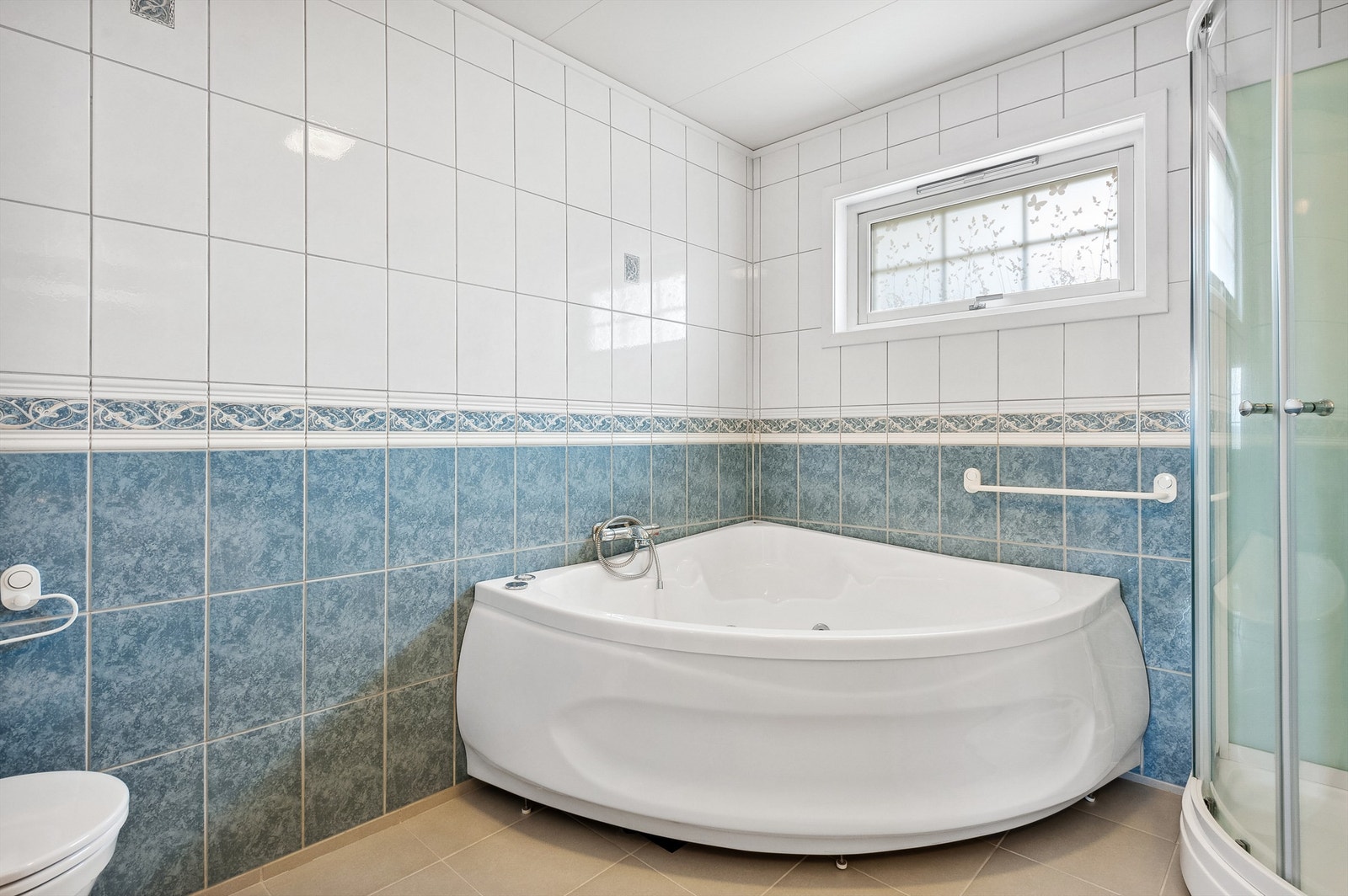 Badet har også et deilig hjørnebadekar med massasjefunksjon Galleribilde