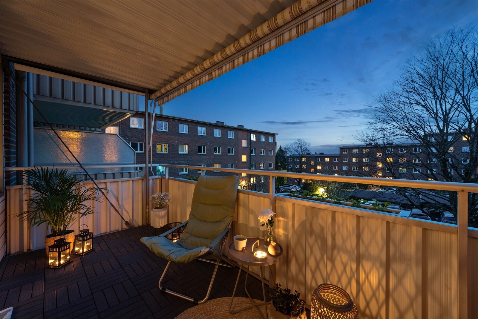 Den store, vestvendte balkongen ligger badet i sol fra ettermiddag til kveld og egner seg perfekt for sosiale sammenkomster Galleribilde