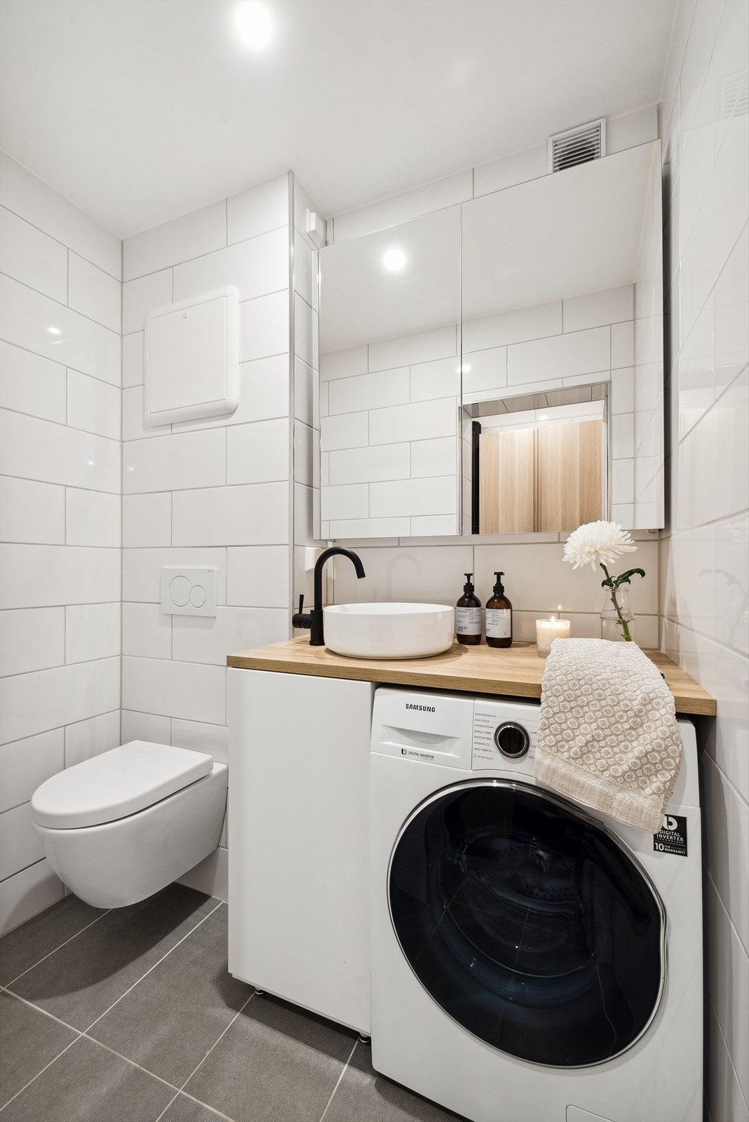 Badet har opplegg for vaskemaskin, samt lun gulvvarme som gir rommet en behagelig atmosfære Galleribilde