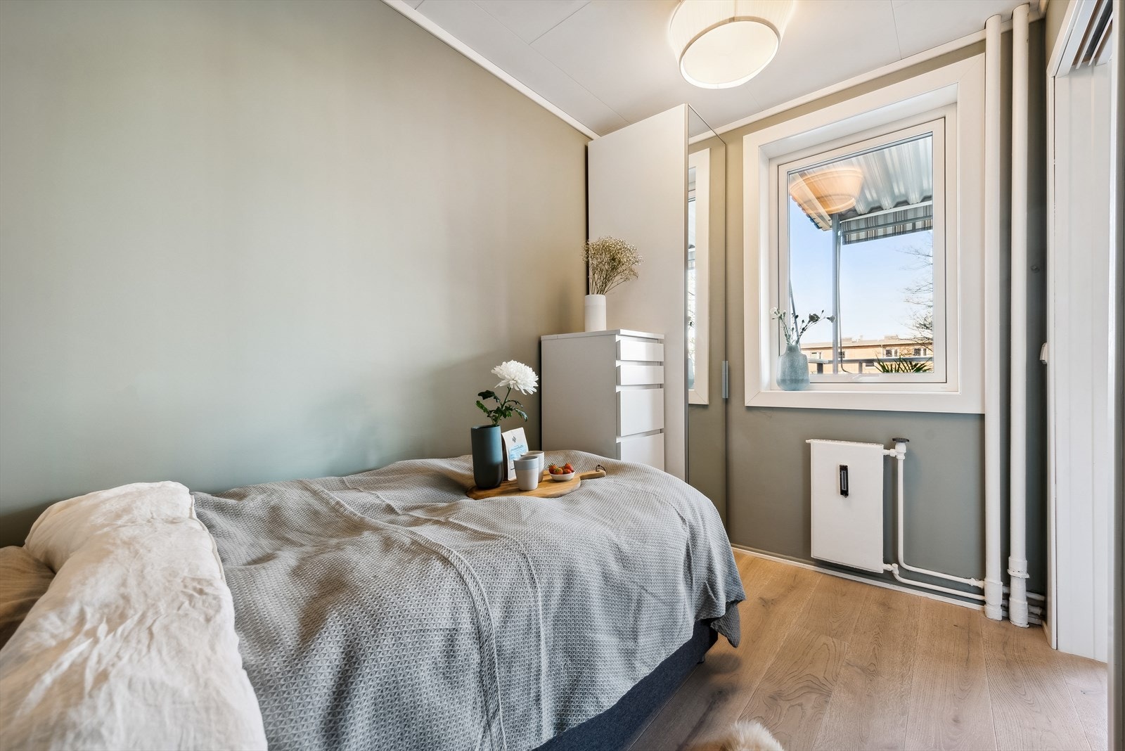 Vinduet sørger for at værelset blir fylt med naturlig lys Galleribilde
