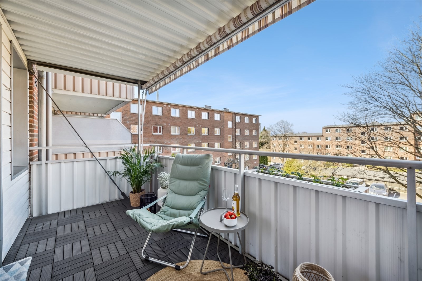 Balkongens gode størrelse gjør det enkelt å møblere etter eget ønske med feks. hyggelig lounge og grill og den egner seg perfekt for sosiale sammenkomster Galleribilde