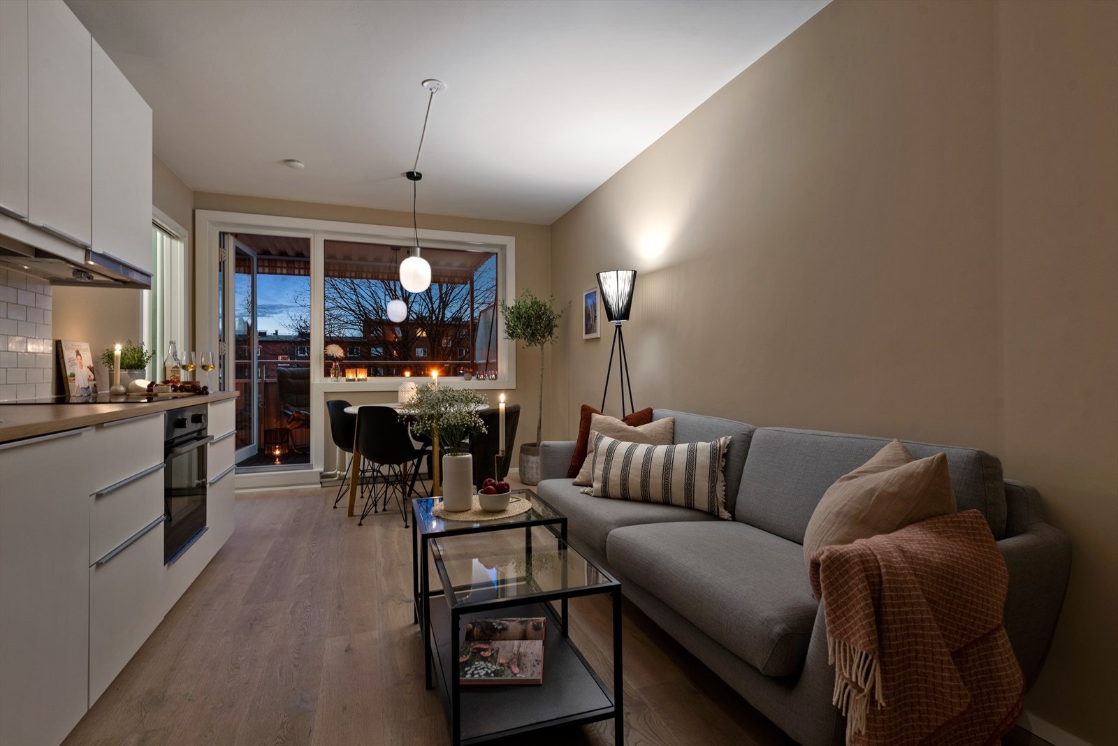 Stilren leilighet med pene veggflater som i 2023 ble malt opp i en smakfull sandtone, mens gulvflater består av moderne 1-stavs eikeparkett Galleribilde