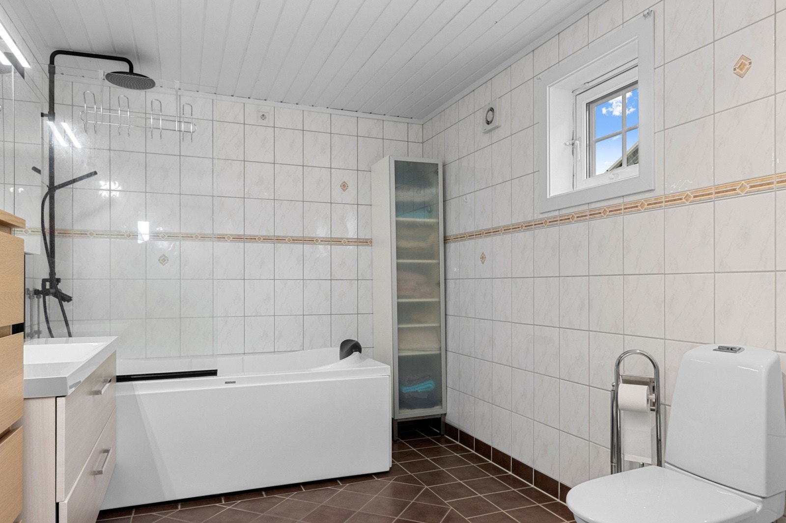 Boligen inneholder 2 bad. Det største badet på 10m² ble sist pusset opp i 2005. Galleribilde