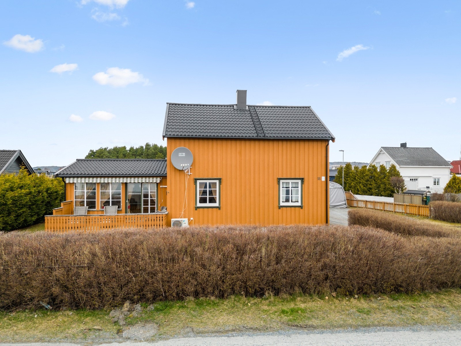 Eiendommen ligger i ei etablert og populær gate på Ørmelen, med kort vei til både skole, barnehage og dagligvarebutikk. Galleribilde