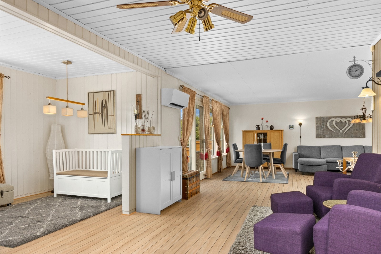 1. etasje inneholder gang, bod, 2 bad/vaskerom, kjøkken, stue og soverom. Galleribilde