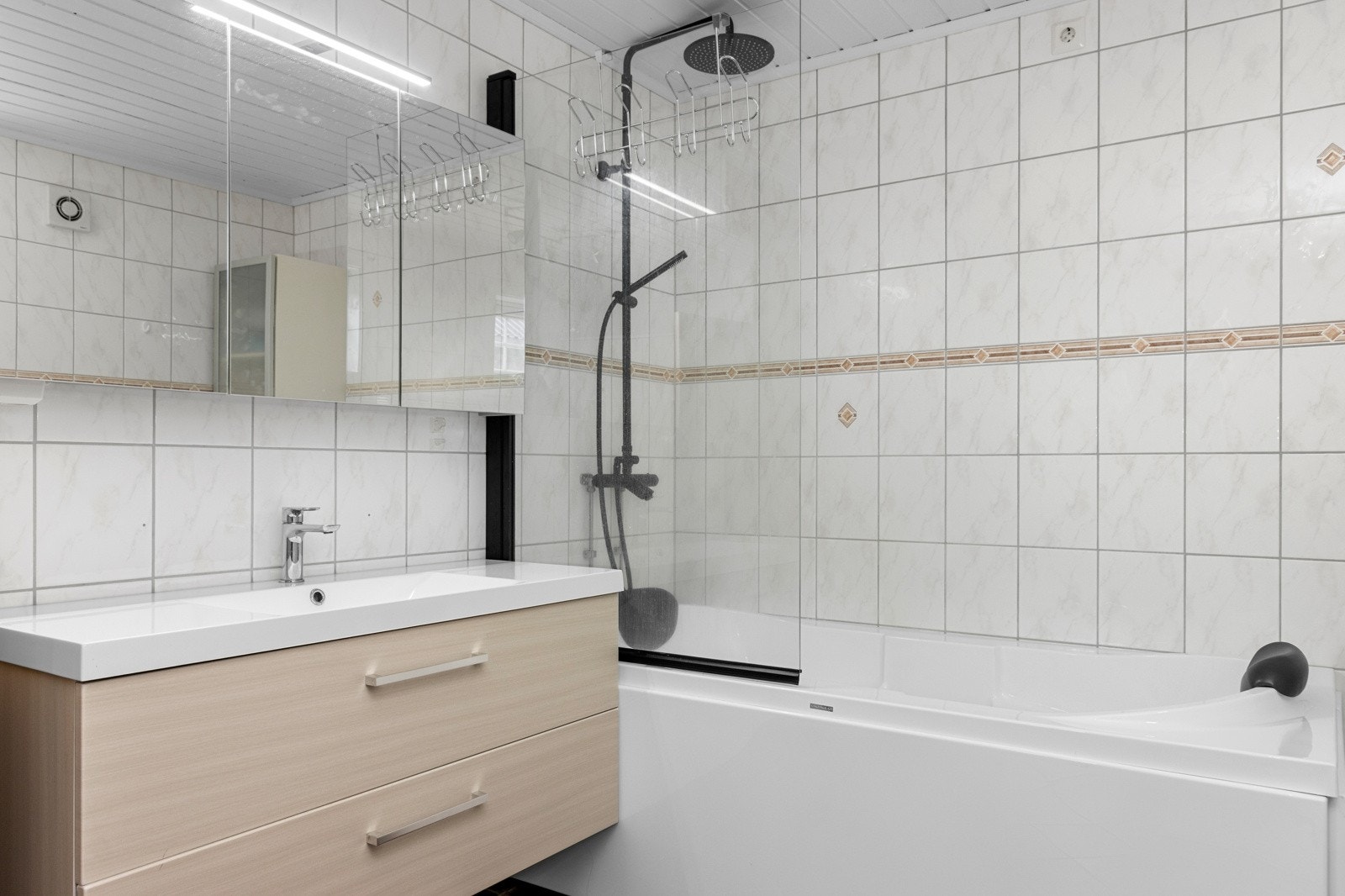 Av utstyr finnes badekar med dusj, klosett og servant med skuffer. Galleribilde