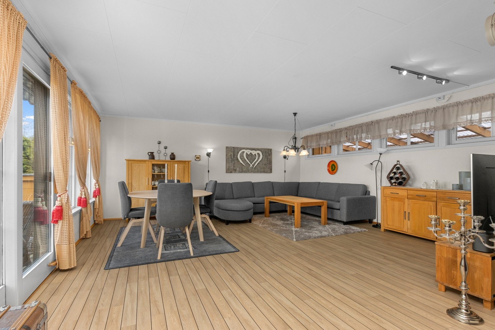 Stuen er på hele 53m² og er inndelt i flere naturlige soner. Galleribilde