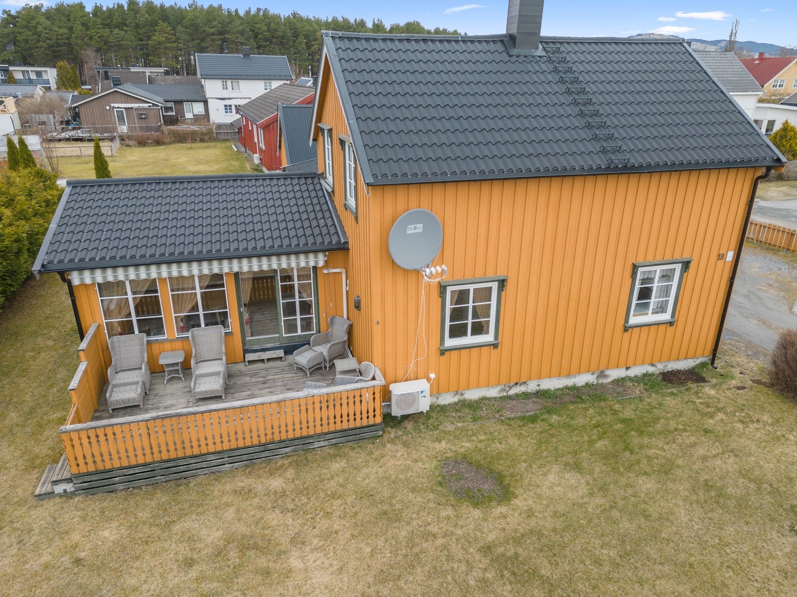 Oppført over 1. etasje + loft og delvis kjeller. Galleribilde