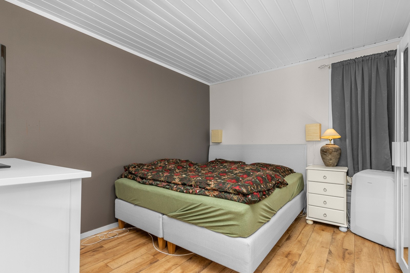 1. etasje inneholder ett soverom, 12m². Vindu vendt mot rolige og svale omgivelser. Galleribilde