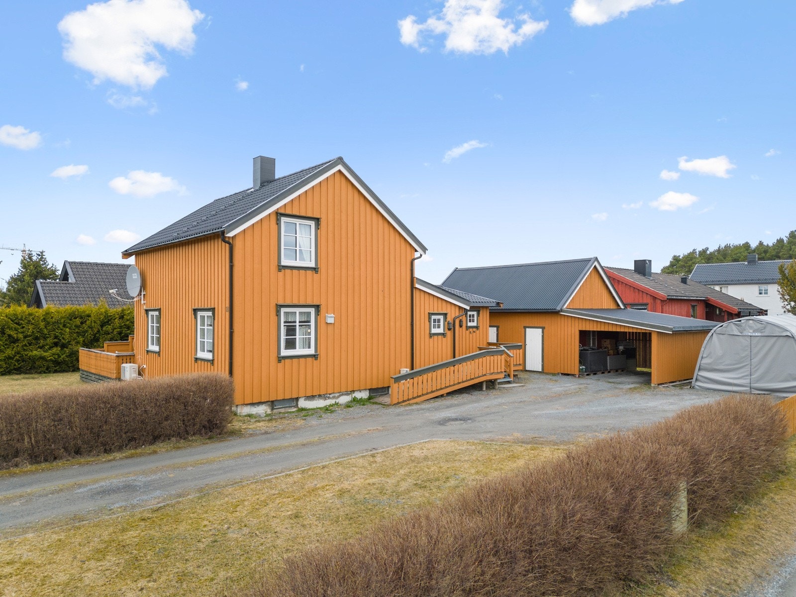 I tillegg til selve huset er det også oppført et uthus med tilbygd carport. Galleribilde
