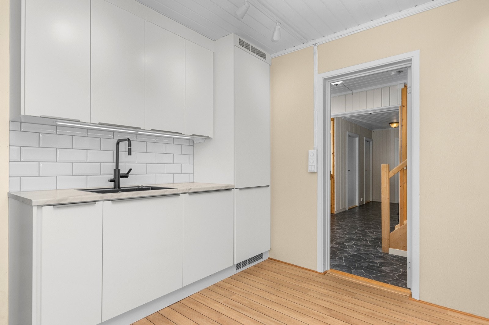 Kjøleskap, mikro/dampovn, stekeovn, oppvaskmarkin og platetopp. Galleribilde