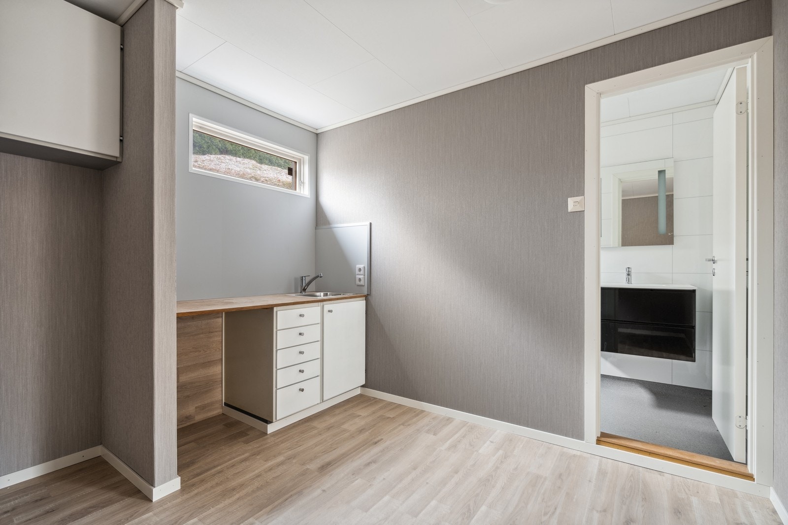 Kjøkkeninnredningen er liten og praktisk. Galleribilde