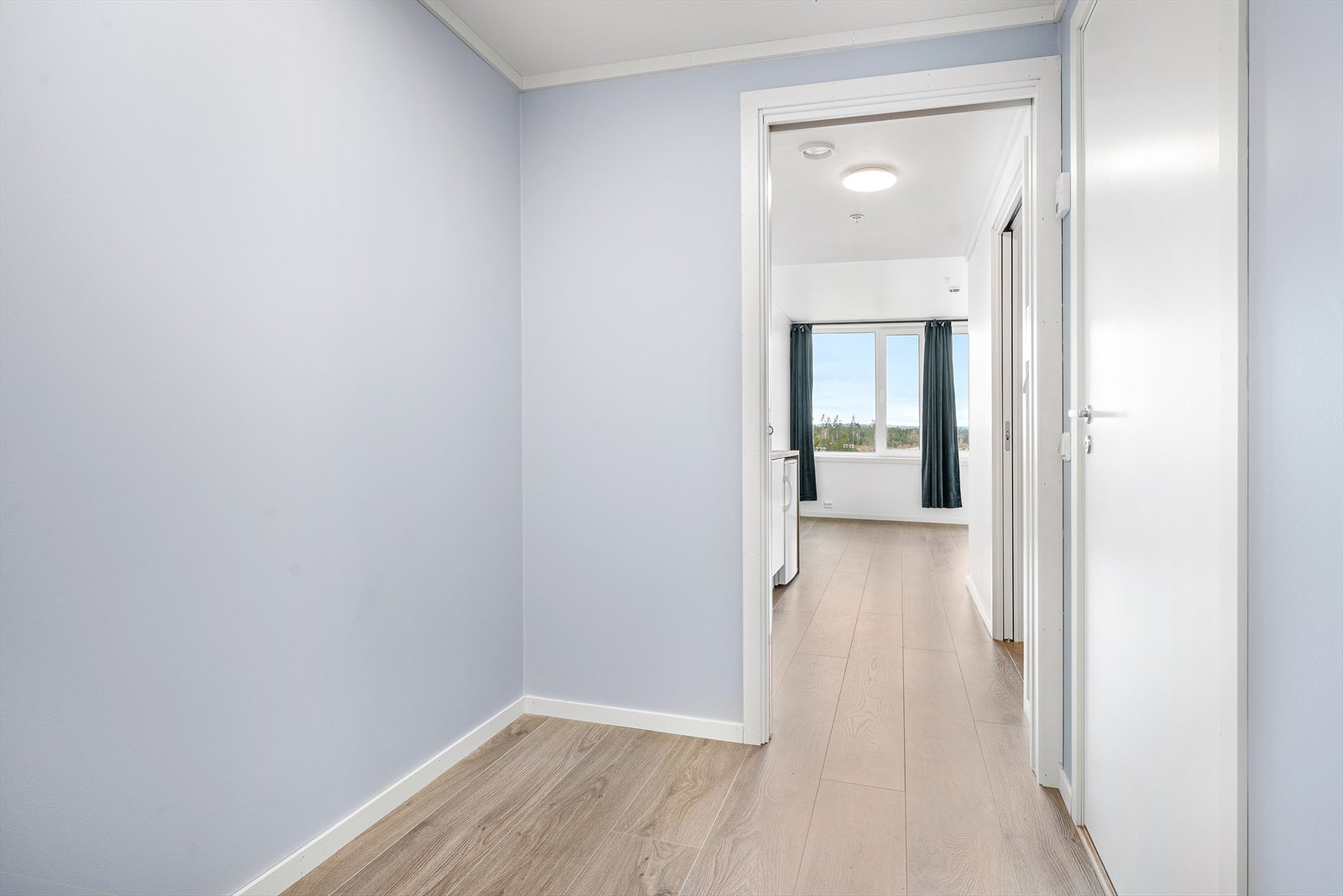 Entre med skyvedør mot kjøkken Galleribilde