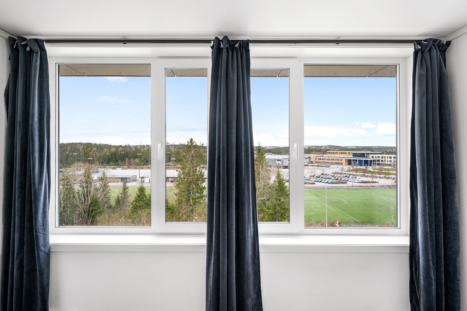 Fra stuen kan man se over til Arendal idrettspark og Sam Eyde vgs. Galleribilde