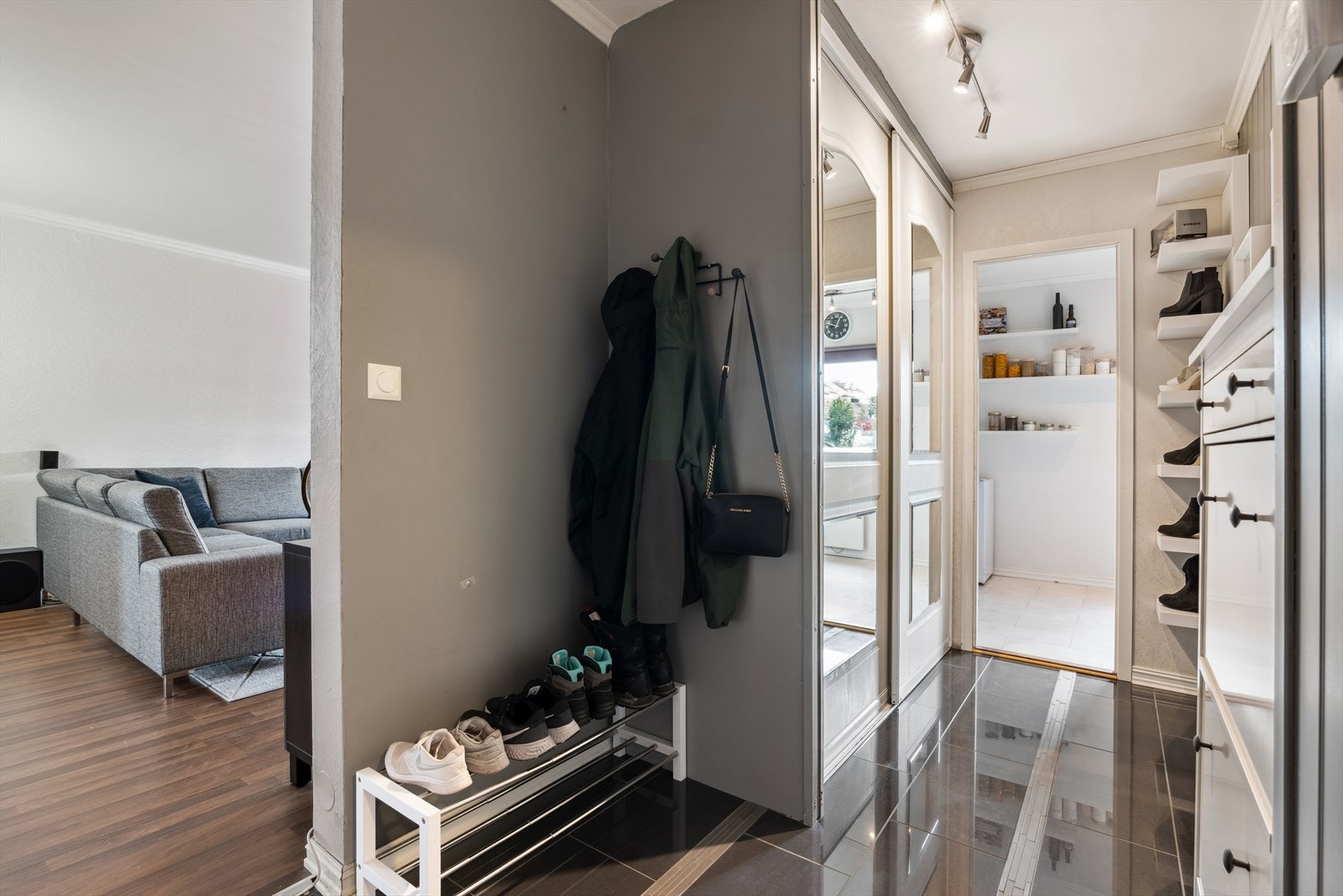 Gang med skyvedørsgarderobe Galleribilde